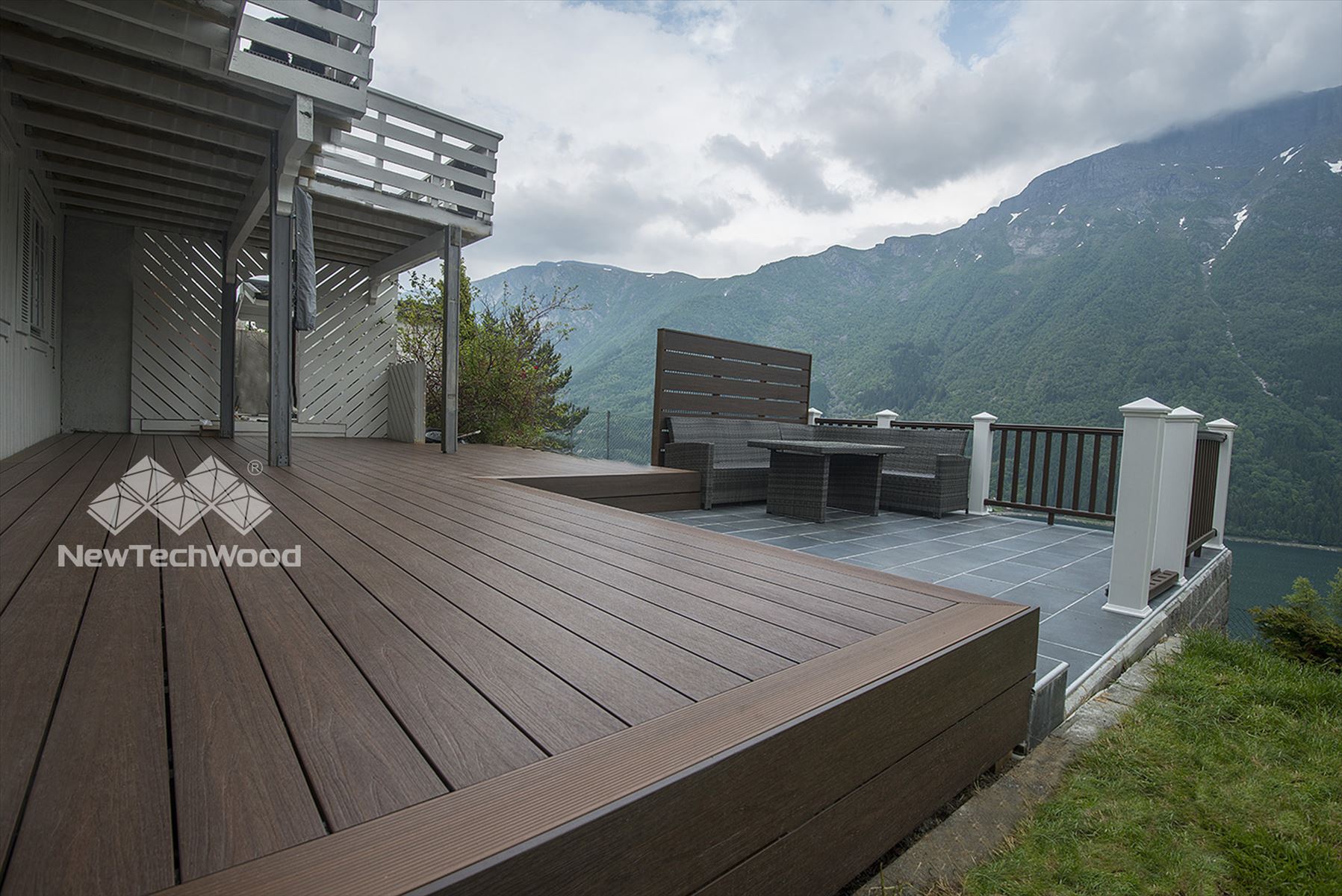 NewTechWood_UltraShield_Decking_90.jpg